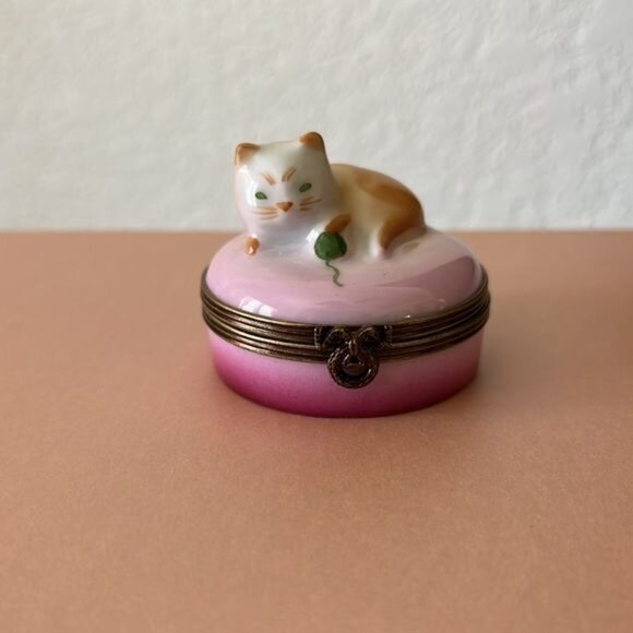 Limoges Castel Cat Ball Yarn Ombre Gradient Peint Main Trinket Pill Box - Picture 1 of 9